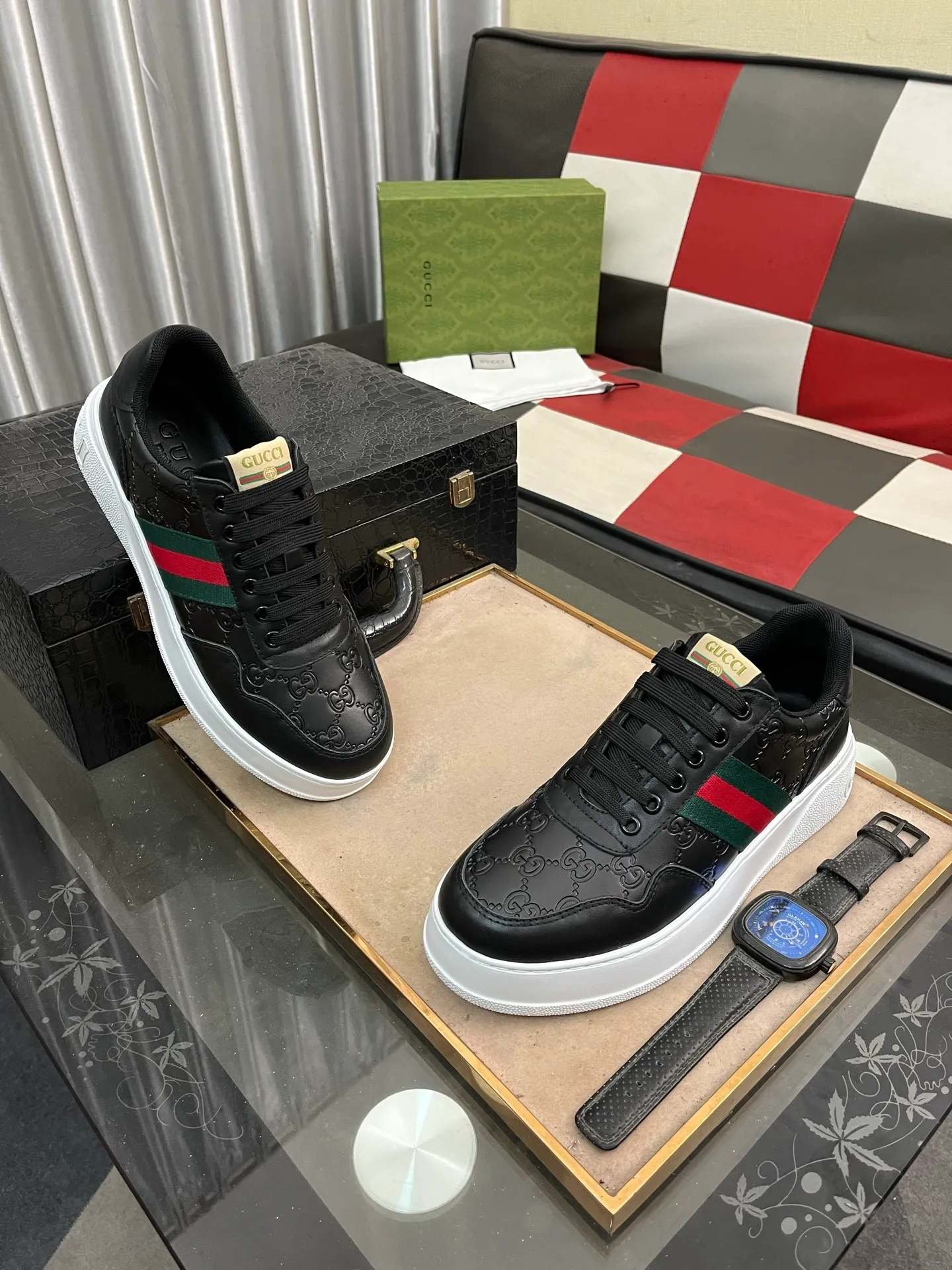 Men's shoes💰420⌚️⌚️[GUCCI] Gucci men's casual shoes are absolutely popular🔥The ultimate matching item for trendy men! The charm of super texture is unstoppable. This is the main recommendation. The upper is made of high-quality cowhide, with pig lining feet and wear-resistant rubber sole. It is noble and elegant! Extremely comfortable🎁🎁You can be as handsome as you want💪 Size 38-44! 2️⃣colors available